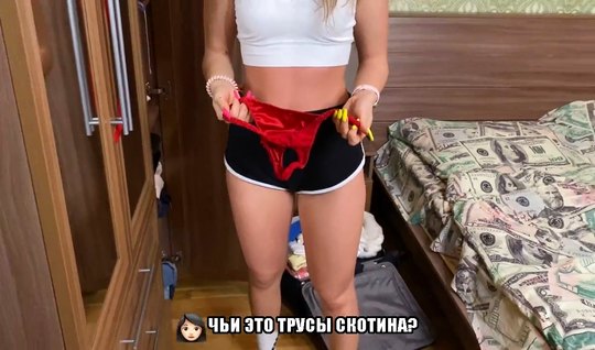 Русская девушка спустила свои красные трусики и занялась домашним секс...
