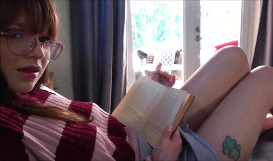 Девушка в очках прочитала книжку и раздвинула ноги для домашнего порно...