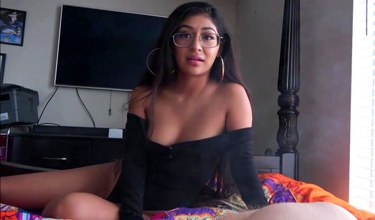 Парень на видео камеру крупным планом снимает секс с девушкой в очках