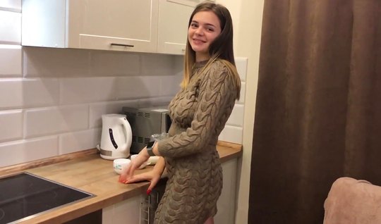 Русская девушка задрала вязанное платье для съемки домашнего порно на ...