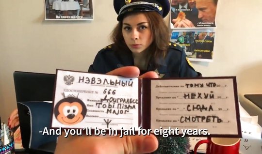 Русская пародия о страстных буднях очаровательной полицейской в форме...