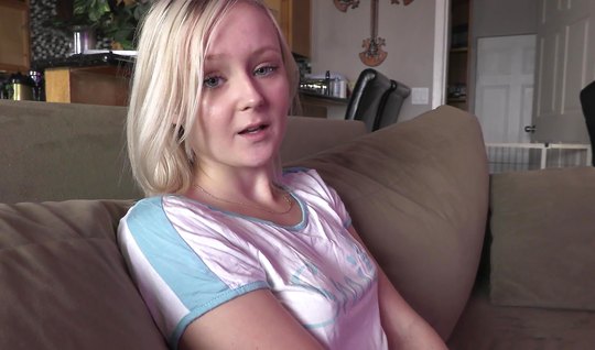 Молоденькая красотка согласилась на съемку домашнего порно на камеру