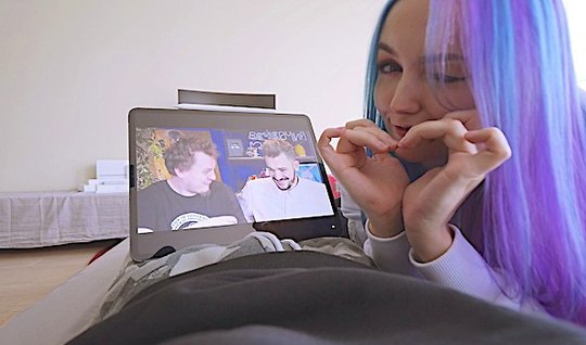 Русская девушка с голубыми волосами обожает съемки домашнего секса