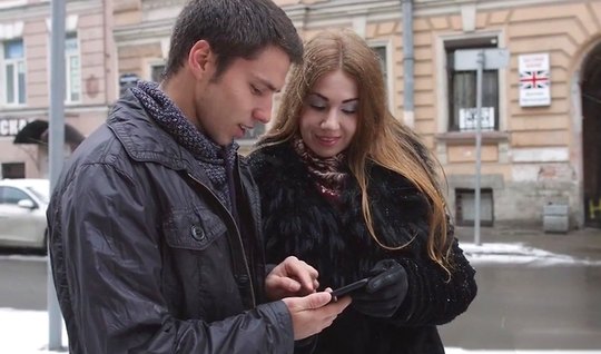 Русская молодая красотка с парнем принимают участие в пикап съемке