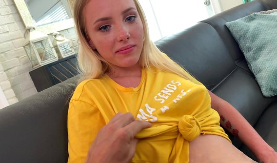 Молодая блондинка не против домашнего порно от первого лица