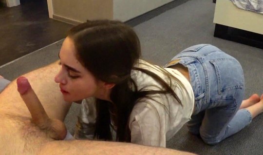 Девушка стоя на коленях сделала русский минет и принимает сперму