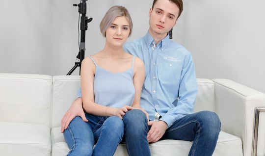 Русская молодая пара занимается сексом на кастинге перед видеокамерой