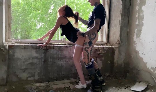 Русская пара снимает секс-домашку в заброшенном здании раком и кончает...