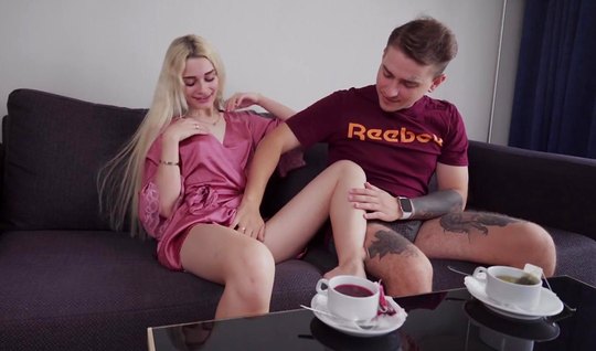 Русская молодая блондинка не против съемки домашнего секса